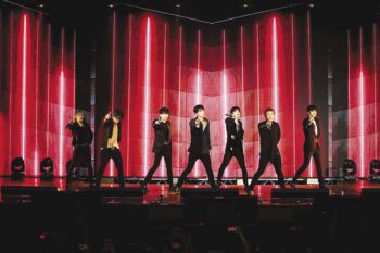 เซ็นทรัลเวิลด์แทบแตก!  ซัมซุง ดึง ‘iKON’ ชน ‘9x9’