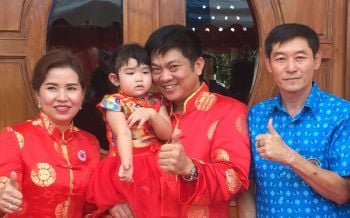 ฮือฮา!! ‘เศรษฐีเมืองช้าง’ ขึ้นบ้านใหม่เชิญแขกสอยดาวแจกทอง