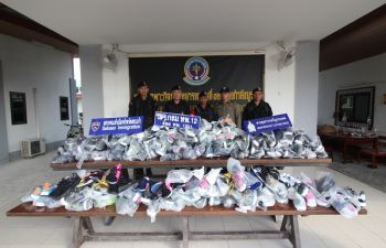 บุกยึดรองเท้ากีฬาละเมิดลิขสิทธิ์แบรนด์ดังต่างประเทศซุกตลาดโรงเกลือ