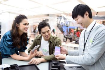 “พีช+แพท” จูงมือจับจอง Galaxy S10