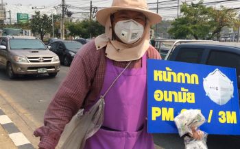 \'พ่อค้าหัวใส\' พลิกวิกฤติให้เป็นโอกาส ขายหน้ากาก PM2.5 กลางแยกไฟแดง