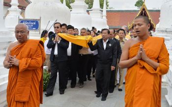 ตีท้ายครัวปชป.!‘บิ๊กตู่’บุกไหว้พระธาตุฯเมืองคอน อ้อนสุดๆชาวบ้านเชียร์กระหึ่ม