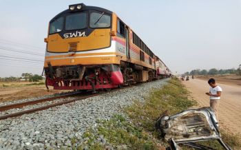 สลดไปไม่ถึงวัด! ขับกระบะตัดหน้า โดนรถไฟชนชะตาขาดดับ3ศพ