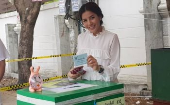 \'ใบเตย-จ๊ะ-กระแต-เบิ้ล-ฟลุค\'นำทีมศิลปินอาร์สยาม-ดาราช่อง8เข้าคูหาเลือกตั้ง (ชมคลิป)