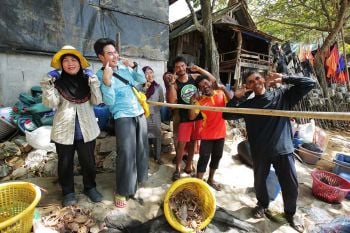\'จ๊อบ นิธิ\'อาสาเก็บขยะใต้ทะเล  อนุรักษ์สิ่งแวดล้อม\'เกาะบุโหลนเล\'