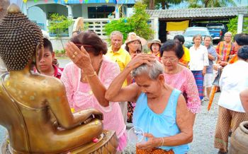 เริ่มแล้วสงกรานต์เมืองคอน! ทำบุญอาบน้ำผู้เฒ่าผู้แก่-ผู้ว่าฯนำบวงสรวงหลักเมือง