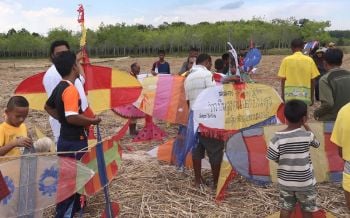 ผู้นำศาสนา ‘พุทธ-มุสลิม’ จัดแข่งขันชักว่าวสร้างความสามัคคี