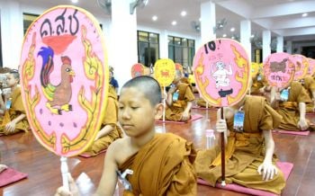 กู๊ดไอเดียสาธุ! \'ตาลปัตรรีไซเคิล\'โดยสามเณรน้อย โดนใจญาติโยมรับพรยิ้มแก้มปริ (ชมคลิป)
