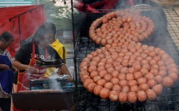 แซ่บอีหลีเด้อ!\'ไส้กรอกอีสาน\'ลูกละ1บาท  อร่อยแบบบ้านๆลูกค้าติดตรึม (ชมคลิป)