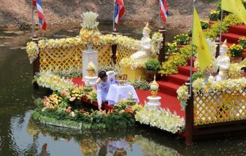พสกนิกรพิษณุโลกกว่าหมื่นคนร่วมพิธีพลีกรรมตักน้ำศักดิ์สิทธิ์
