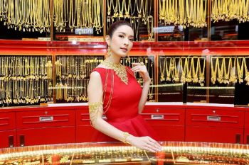 ‘แอฟ’โชว์คอลเลคชั่นทองคำสวยงามอลังการ
