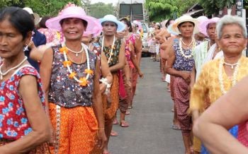 สีสันวันครอบครัว! ผู้สูงวัยชาวสุรินทร์แต่งกายย้อนยุคฟื้นฟูขนบธรรมเนียมประเพณี