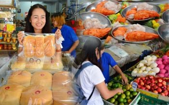 นทท.แวะซื้อของฝาก\'หมี่เบตง-ส้มโชกุน\'ขึ้นชื่อเมืองเบตง
