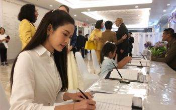 ท่านมุ้ย-แอฟ-ปชช.ร่วมลงนามถวายพระพร\'พระราชินี ในร.9-พระองค์โสมฯ\'