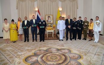 \'ร.10\'พระราชทานเครื่องราชอิสริยาภรณ์2กู้ภัยออสซี่ช่วยหมูป่าติดถ้ำหลวง