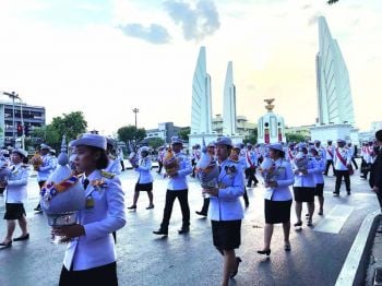 ปชช.ปลื้มปีติพิธีศักดิ์สิทธิ์ เชิญน้ำอภิเษก ถึงอุโบสถวัดพระแก้ว สมพระเกียรติ‘ร.10’