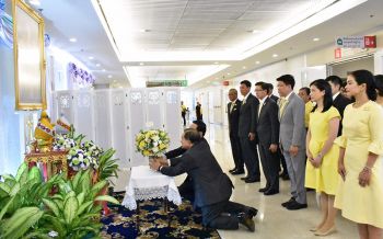 \'เจ้าสัวเจริญ\'พร้อมครอบครัวลงนามถวายพระพร\'พระราชินี ในร.9-พระองค์โสมฯ\'