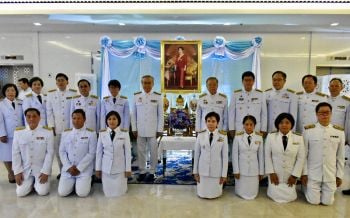 บุคคลสำคัญ-ดารานักแสดงร่วมลงนามถวายพระพร \'พระราชินี ในร.9-พระองค์โสมฯ\'ต่อเนื่อง