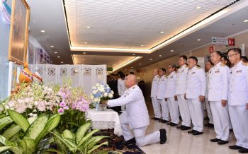 ‘ปลัดมท.’นำคณะขรก.ทูลเกล้าฯถวายแจกันดอกไม้หน้าพระฉายาลักษณ์พระราชินีในรัชกาลที่9-พระองค์โสมฯ