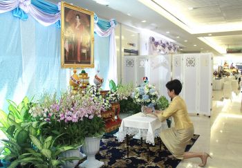 ‘ช่อง 7HD’ทูลเกล้าทูลกระหม่อมถวายแจกันดอกไม้หน้าพระฉายาลักษณ์  และลงนามถวายพระพรสมเด็จพระนางเจ้าสิริกิติ์ พระบรมราชินีนาถ ในรัชกาลที่ 9  และหน้าพระรูปพระเจ้าวรวงศ์เธอ พระองค์เจ้าโสมสวลี พระวรราชาทินัดดามาตุ