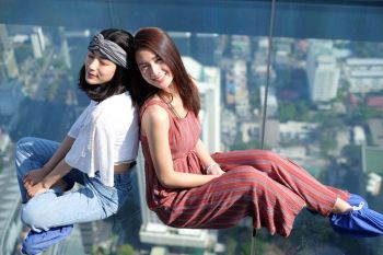 ดาราพาเที่ยว : ‘ถุงแป้ง-เบล’เปิดประสบการณ์สูงสุดเสียว! พาเที่ยวชมวิวกรุงเทพฯ 360 องศาที่...‘มหานคร’