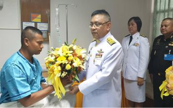 ร.10พระราชทานดอกไม้ตะกร้าสิ่งของ แก่ทหาร-ราษฎรบาดเจ็บเหตุความไม่สงบปัตตานี