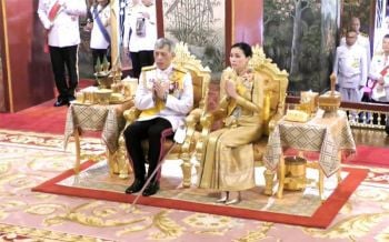 \'สมเด็จพระเจ้าอยู่หัว-พระราชินี\'เสด็จฯถวายบังคมพระบรมอัฐิและพระอัฐิ