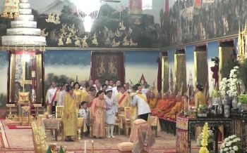 ปลื้มปีติ! สมเด็จพระเจ้าอยู่หัวทรงสวมกอดทูลกระหม่อม ทักทายพระเทพฯ-ฟ้าหญิง