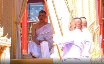 \'สมเด็จพระเจ้าอยู่หัว\'ทรงสรงพระมุรธาภิเษก สังฆราชถวายน้ำพระพุทธมนต์