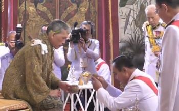 \'สมเด็จพระเจ้าอยู่หัว\'ทรงเครื่องบรมขัตติยราชภูษิตาภรณ์ ฉลองพระองค์ครุย สายสะพายนพรัตน์ราชวราภรณ์