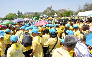 (ประมวลภาพ) พสกนิกรใส่เสื้อเหลืองเตรียมรับเสด็จฯ ‘เลียบพระนคร’