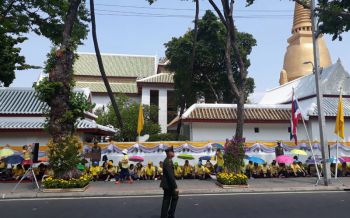 พสกนิกรจับจองพื้นที่รอบวัดบวรนิเวศวิหารเฝ้ารับเสด็จ\'ร.10\' (ประมวลภาพ)