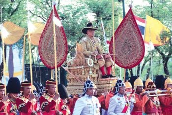 ทรงพระเจริญกึกก้อง รัชกาลที่10  เสด็จฯเลียบพระนคร