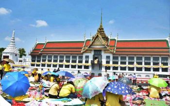 \'การเสด็จออก ณ สีหบัญชร\'พสกนิกรพร้อมใจถวายพระพรชัยมงคล-ชื่นชมพระบารมี