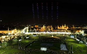 งดงามสมพระเกียรติ! โดรน300ลำแปรอักษรเฉลิมพระเกียรติ (ชมคลิป)
