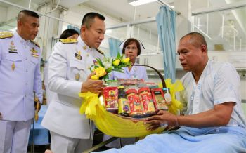 ในหลวงรัชกาลที่10พระราชทานดอกไม้-ตะกร้าสิ่งของแก่กำลังพลที่บาดเจ็บ