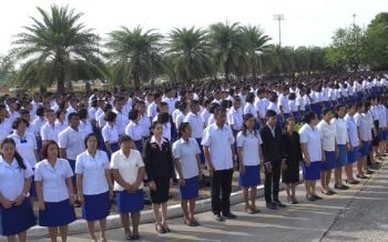 คณะครูศิษย์เก่านักเรียนมหาวชิราวุธร่วมทำกิจกรรมไว้อาลัยแด่พล.อ.เปรม