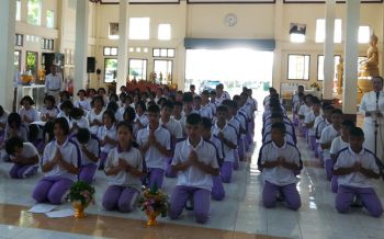 ตรังนำเยาวชนนักเรียน สู่โครงการปฎิบัติธรรมเฉลิมพระเกียรติร.10