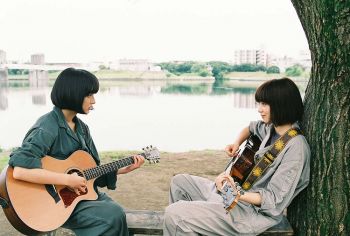 โคมัตสึ นานะ เปลี่ยนลุค! สะบัดบ๊อบเล่นกีตาร์ร้องเพลงเองใน Farewell Song