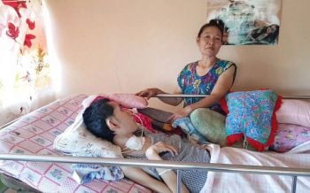 รันทดยิ่งกว่านิยาย \'หญิงหม้าย\'คนเดียวต้องดูแล 3 ชีวิตในบ้านพิการหมด