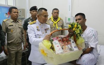 ร.10โปรดเกล้าฯให้ผู้ว่าฯสงขลา มอบสิ่งของพระราชทานจนท.รับบาดเจ็บจากระเบิด