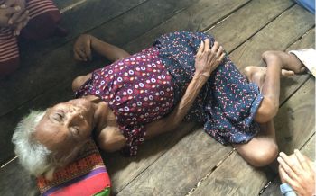 สุดรันทด!! ยายวัย79ป่วยติดเตียง พิการแขนขามาตั้งแต่เกิด วอนผู้ใจบุญช่วยเหลือ