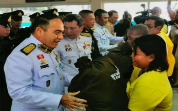 ร.10พระราชทานถุงยังชีพแก่ราษฎรประสบอุทกภัยสมุทรปราการ