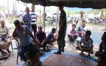ทลายบ่อน\'ไฮโล-ไก่ชน\'กลางป่าสงวนฯเมืองคอน พบกำนันกรุงชิงร่วมก๊วนหนีไม่รอด!