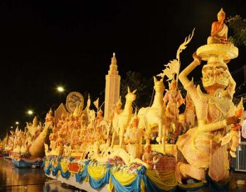 ประติมากรรมเทียนพรรษา ตระการตาริมเจ้าพระยา
