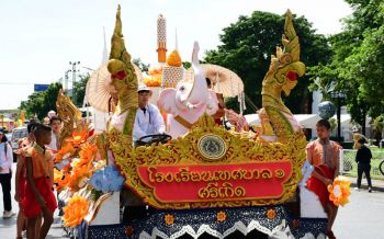 ยิ่งใหญ่! ขบวนแห่เทียนพรรษาเชียงราย