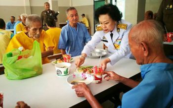 ร.10พระราชทานอาหารเลี้ยงผู้สูงอายุ-เด็ก เนื่องในโอกาสวันเฉลิมพระชนมพรรษาฯ