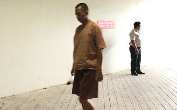 ศาลสั่งประหารชีวิต หนุ่มจีนบีบคอ-ฆ่าชิงทรัพย์อาม่าหมกคอนโด