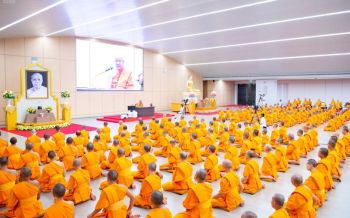 คณะสงฆ์วัดพระธรรมกายทำสามีจิกรรมแด่พระเทพรัตนสุธี เจ้าคณะจังหวัดปทุมธานี