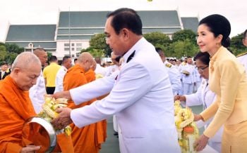 นายกฯนำครม. ตักบาตรถวายเป็นพระราชกุศล วันเฉลิมพระชนมพรรษา\'ในหลวงร.10\'